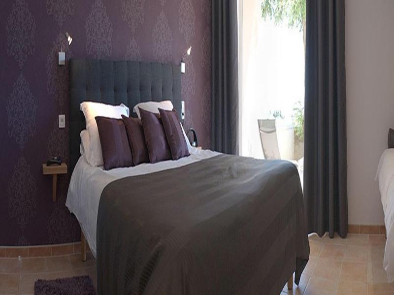 Отель Logis Auberge Cote Jardin Лезиньян-Корбьер Экстерьер фото