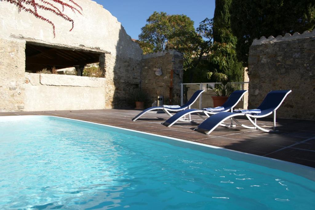 Отель Logis Auberge Cote Jardin Лезиньян-Корбьер Экстерьер фото