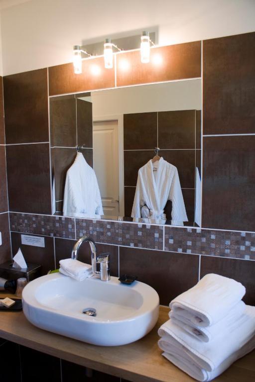 Отель Logis Auberge Cote Jardin Лезиньян-Корбьер Экстерьер фото