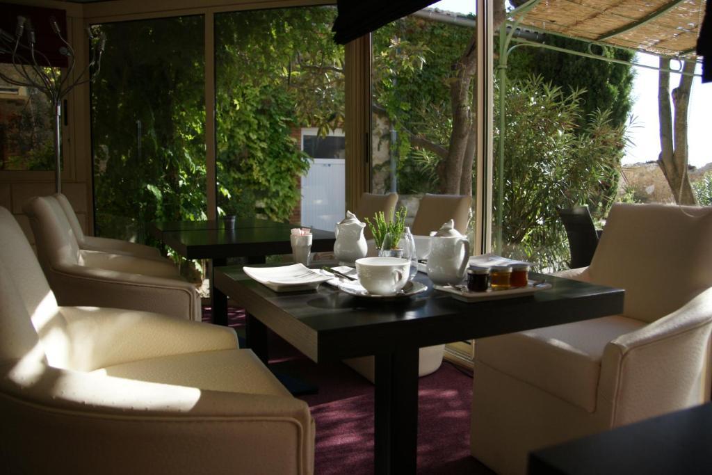 Отель Logis Auberge Cote Jardin Лезиньян-Корбьер Экстерьер фото