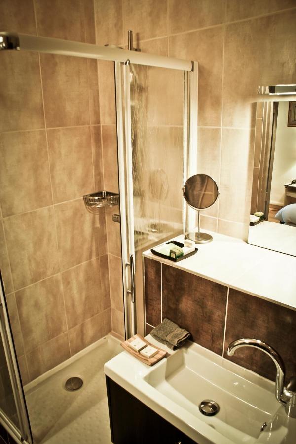 Отель Logis Auberge Cote Jardin Лезиньян-Корбьер Номер фото