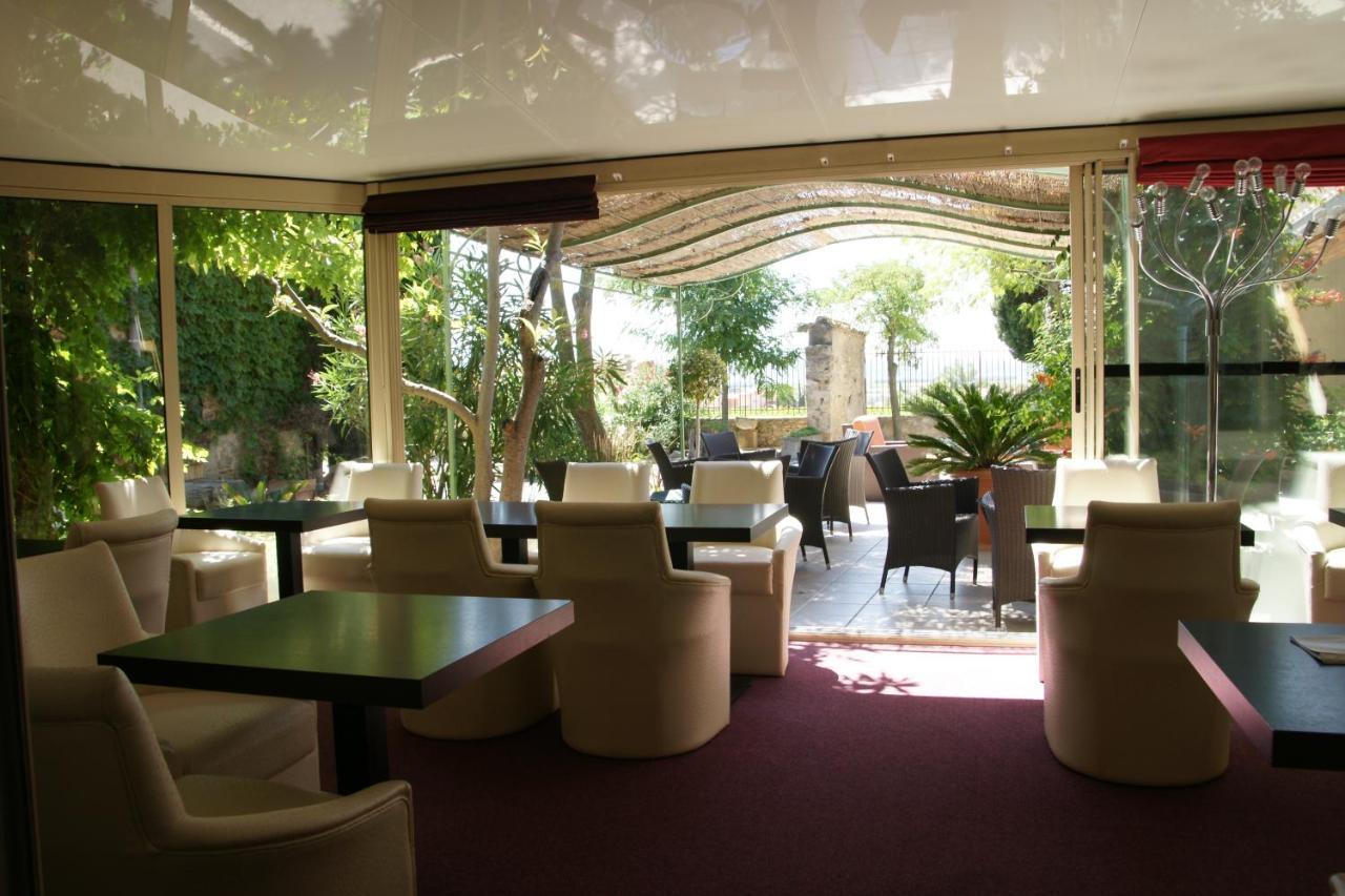 Отель Logis Auberge Cote Jardin Лезиньян-Корбьер Экстерьер фото
